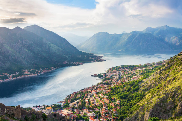 Vista panorámica desde arriba de la ciudad vieja Kotor, bahía en el mar Adriático y montañas en Montenegro al atardecer, hermoso paisaje natural
. - Foto, Imagen