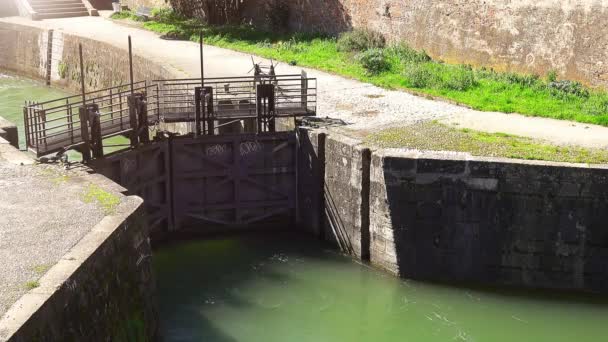Le canal de Brienne relie la Garonne au canal du Midi et au canal de Garonne. Il est situé dans le centre de Toulouse, région Midi-Pyrénées de France, inauguré le 14 avril 1776
. - Séquence, vidéo