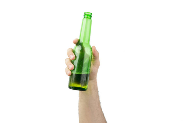 Botella de cerveza húmeda fría helada de mano aislada en blanco
 - Foto, Imagen