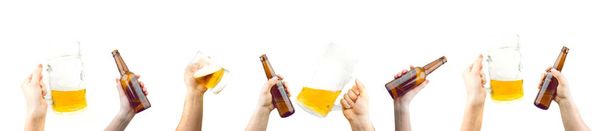 Manojo de manos sosteniendo hielo frío mojado botellas de cerveza marrón y tazas grandes con cerveza aislada en blanco
 - Foto, Imagen
