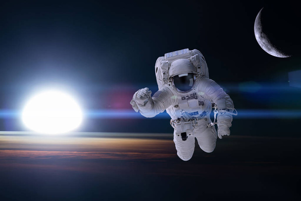 Astronautów w przestrzeni kosmicznej na tle nocy ziemi. Elementy tego obrazu dostarczone przez Nasa. - Zdjęcie, obraz