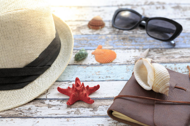 帽子、サングラス、日記、貝殻と夏のコンセプト  - 写真・画像