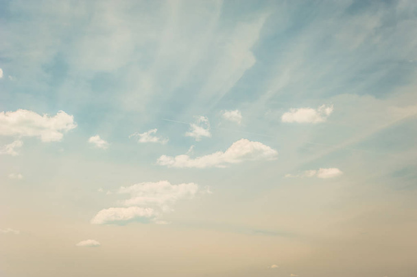 тонкие облака на голубом фоне неба
 - Фото, изображение