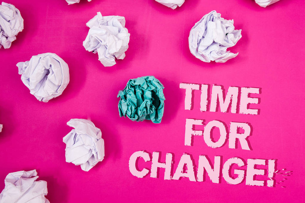 Szöveg jel mutatja az idő a változás motivációs hívja. Fogalmi fénykép átmeneti nő javítása átalakítása fejleszteni szöveg szavak rózsaszín háttér összeomlott papír megjegyzi, fehér, stressz dühös - Fotó, kép