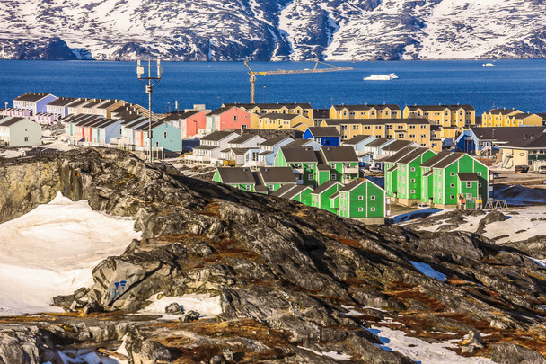Nuuk ciudad con coloridas casas cubiertas de nieve con fiordo de mar y montañas en el fondo, Groenlandia
 - Foto, imagen