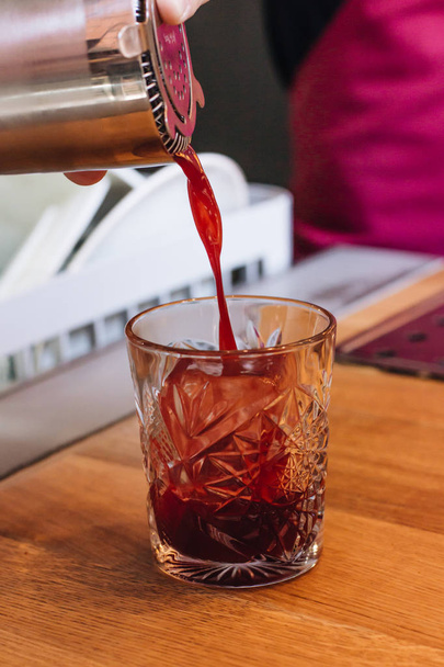 Cocktailzubereitung in der Bar  - Foto, Bild