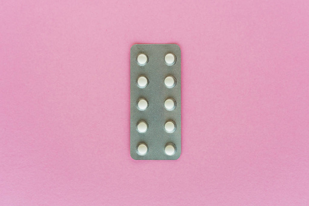 Blister packed pills on pink background with copy space - Foto, Bild