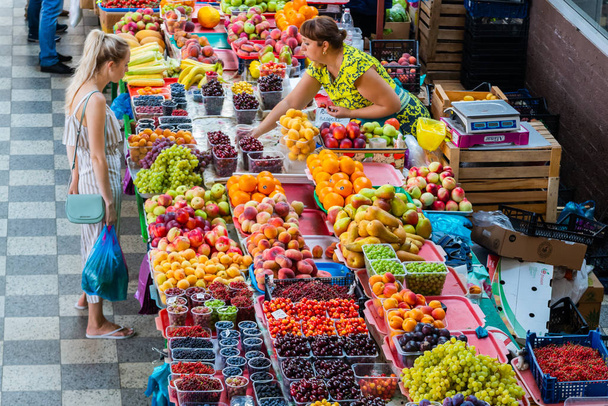 Venäjä, Rostov Donilla 28. kesäkuuta 2018: Tuoreita hedelmiä keskeisillä markkinoilla. Terveellistä ruokaa myynnissä
 - Valokuva, kuva