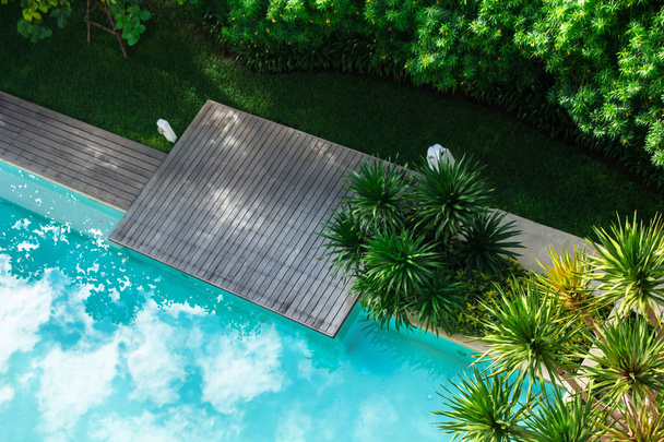 Terrasse solarium plat côté piscine en été
. - Photo, image