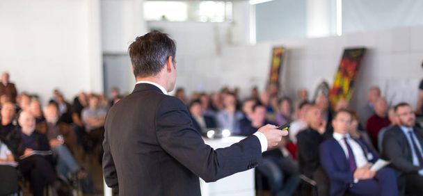 Openbare spreker geeft lezing op Business Event. - Foto, afbeelding