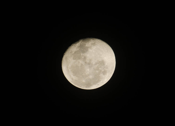 φεγγάρι πάνω από τον ουρανό - Φωτογραφία, εικόνα