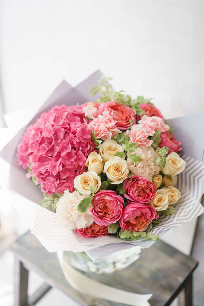 szép tavaszi csokor. virágkötészeti Hortenzia és a pünkösdi rózsa rózsákkal. Színe világos rózsaszín. Virágbolt, egy kis családi vállalkozás fogalma - Fotó, kép