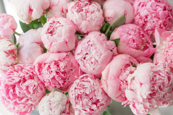 Hermoso ramo de peonías rosadas. Composición floral, luz del día. Fondo de pantalla. Preciosas flores en jarrón de vidrio
. - Foto, Imagen