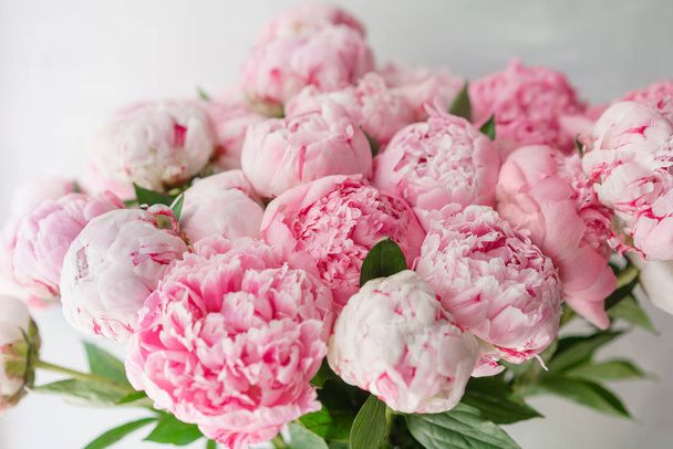 Beau bouquet de pivoines roses. Composition florale, lumière du jour. Papier peint. De jolies fleurs dans un vase en verre
. - Photo, image