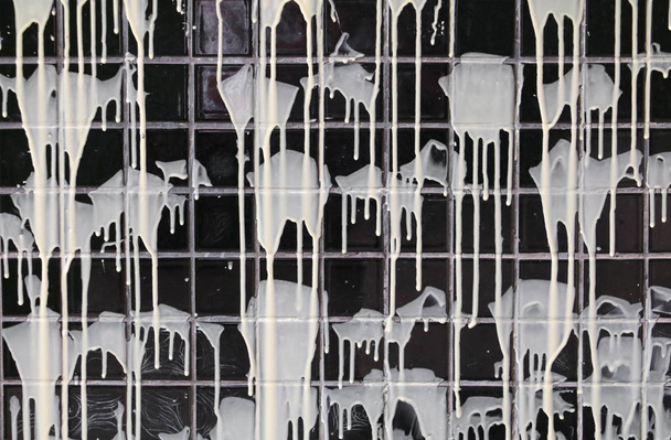 Klebemantel auf Wandfliese schwarzer Hintergrund - Foto, Bild