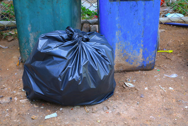 Schwarze Müllsäcke am Straßenrand in der Stadt auftürmen - Foto, Bild