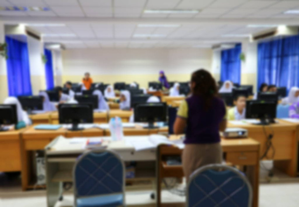 odak bulanıklık, iş teknolojisi masaüstü bilgisayar bir sınıfta öğrenme öğretmen ile öğrenci - Fotoğraf, Görsel
