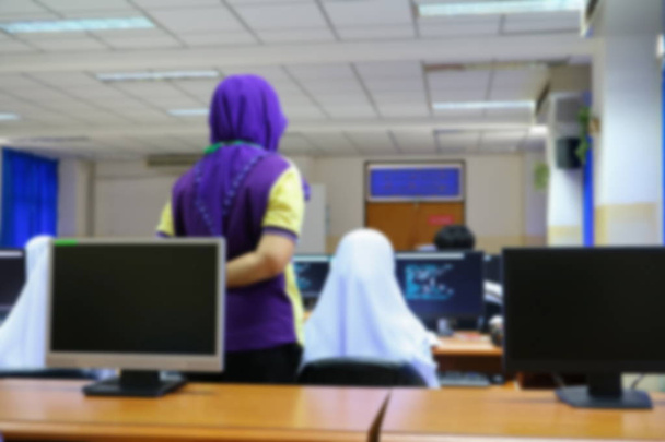 εστίασης θαμπάδα, ο μαθητής με δάσκαλος μάθησης επαγγελματίες τεχνολογίας επιτραπέζιου υπολογιστή σε μια τάξη - Φωτογραφία, εικόνα