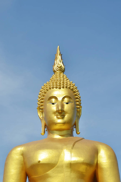 Zlatá socha Buddhy v Wat Muang v Angthong, Thajsko - Fotografie, Obrázek