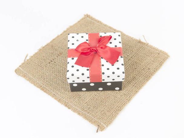 rode geschenk doos, met lint en kerst decoratie - Foto, afbeelding