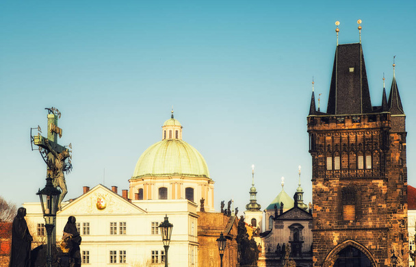 Praga, República Checa - 04 de abril: Estatua de Cristo e Iglesias de San Francisco de Asís y San Salvador y la Torre del Polvo en la Ciudad Vieja de Praga, República Checa
. - Foto, Imagen