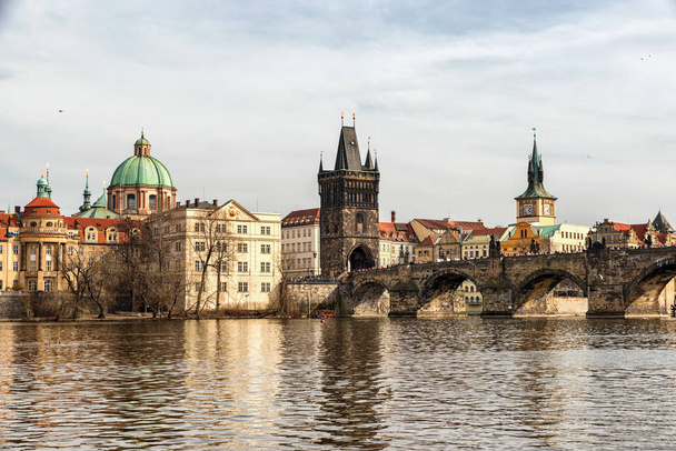 Prague, Tsjechië - 04 April: Tsjechië, Praag panorama met historische Karelsbrug en de Vltava rivier - Foto, afbeelding