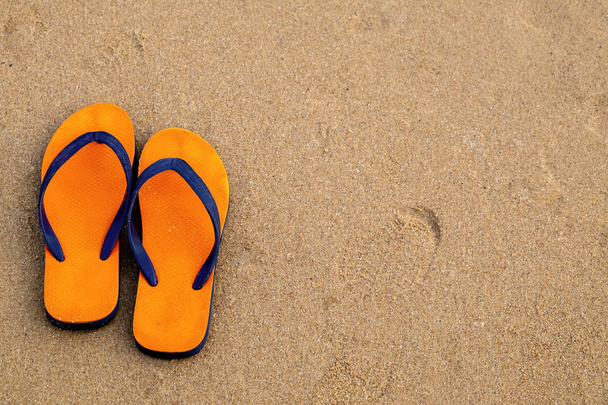 Красочный сандал на пляже, расслабляющая сцена в пляжном путешествии
. - Фото, изображение