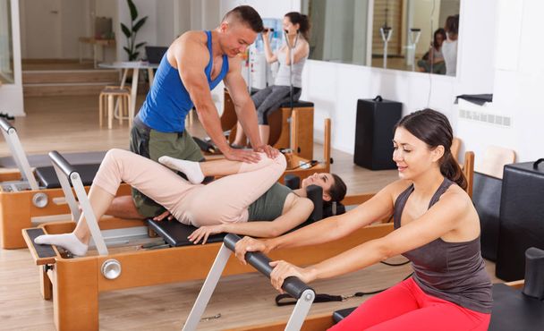 personas en el gimnasio con modernos equipos de fitness
 - Foto, imagen