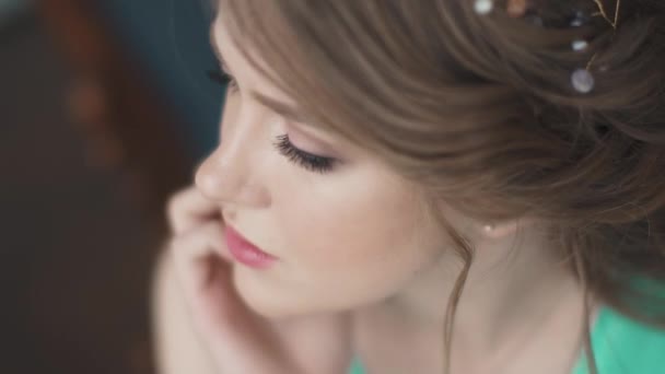 Detailní portrét okouzlující dívka s nádherný make-up a večerní účes - Záběry, video