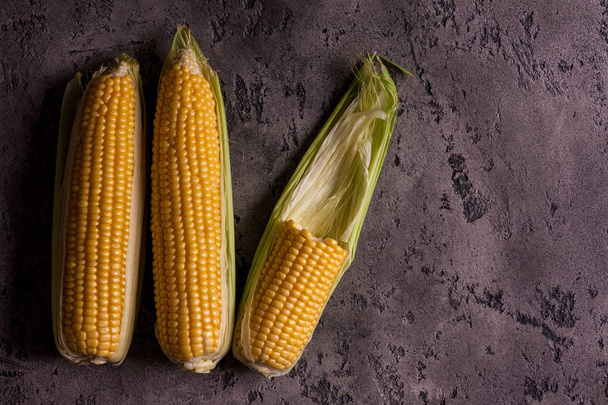Sweet maize on a dark vintage background - Foto, imagen