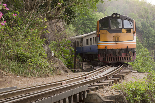 Ruchu kolejowego w death railway, Kanchanaburi, Tajlandia - Zdjęcie, obraz