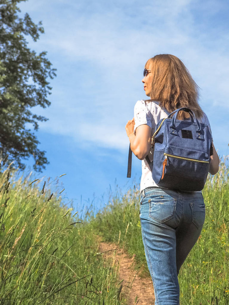 Dziewczyna Traveler wędrówki z plecakiem w alpejskich łąk. Podróż życia koncepcja przygoda wakacji letnich odkryty. - Zdjęcie, obraz