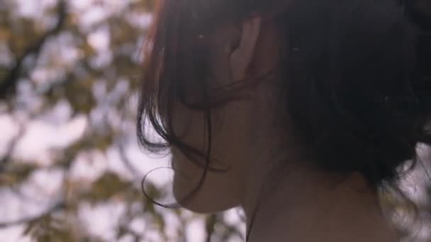 lähikuva kampauksen japanilainen nainen vastakkaisessa valossa
 - Materiaali, video