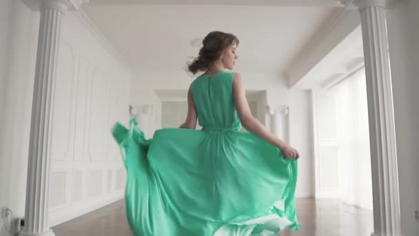 модна дівчина в мерехтливій сукні тікає від камери і дивиться навколо. тканинні плоти красиво. повільний рух
 - Кадри, відео