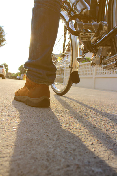 Detail cyklista muži nohy na koni silniční kolo na vesnici - Fotografie, Obrázek