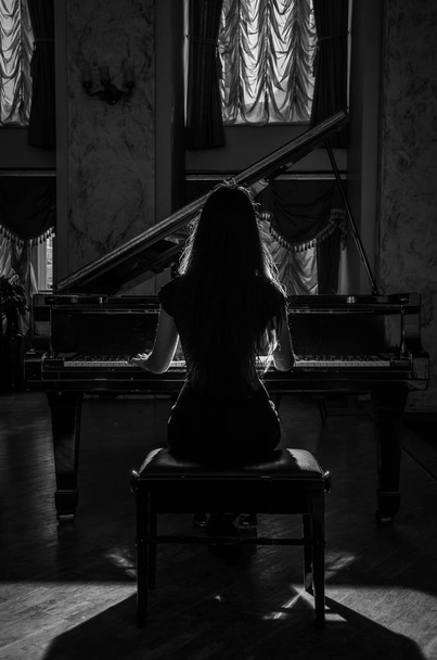 Νέοι όμορφο κορίτσι μελαχρινή παίζει πιάνο - Φωτογραφία, εικόνα
