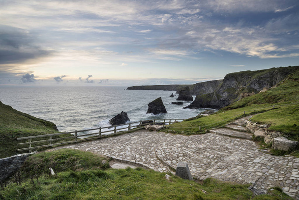 Bedruthan adımları, gün batımında ünlü rock yığınlarda Cornwall İngiltere peyzaj - Fotoğraf, Görsel