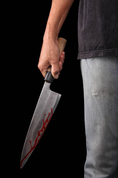 Κακό εγκληματική με μεγάλο αιχμηρό μαχαίρι έτοιμα για ληστεία ή να διαπράξουν μια ανθρωποκτονία που απομονώνονται με διαδρομή αποκοπής στο εσωτερικό - Φωτογραφία, εικόνα