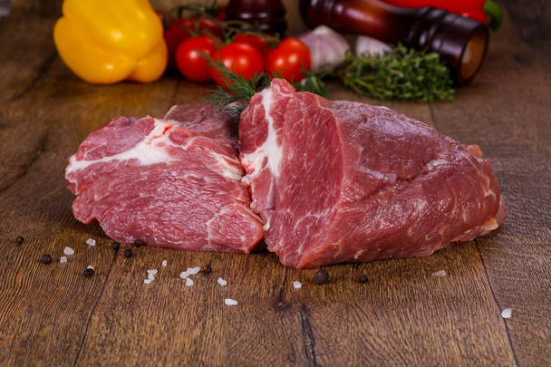 Ακατέργαστο χοιρινό κρέας σε ξύλινο φόντο - Φωτογραφία, εικόνα