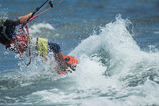 Zdjęcia akcji kitesurfing Kiteboarding, kite surfer jeździ fale - Zdjęcie, obraz