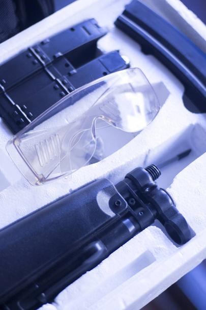 Caixa de arma de plástico de brinquedo de arma de ar macio conjunto óculos novos e protetores
. - Foto, Imagem
