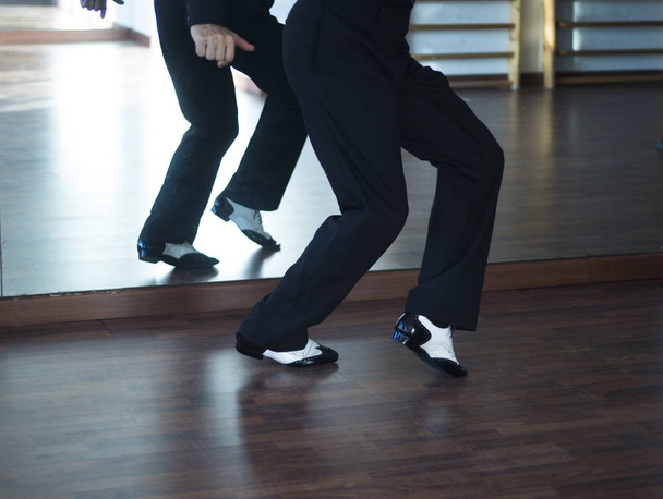 Baile de salón masculino instructores de salsa hombre bailando en sala de ensayo shcool
 - Foto, Imagen