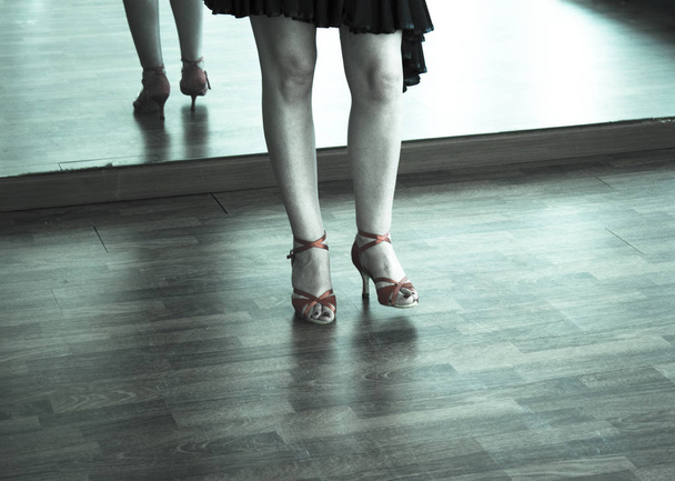Жіночий бальний танцювальний сальса-інструктор жінка танцює в прохолодному репетиційному залі
 - Фото, зображення