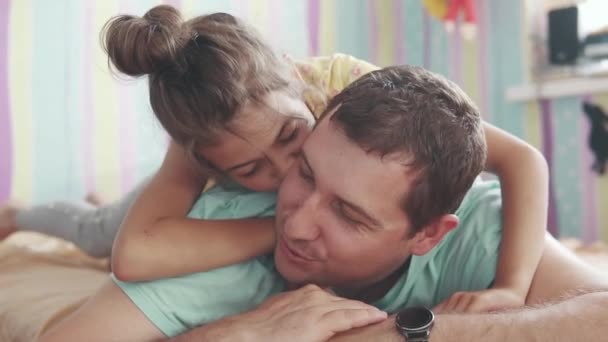daughter kisses dad. father spends time with his daughter. parent-child friendship - Filmagem, Vídeo