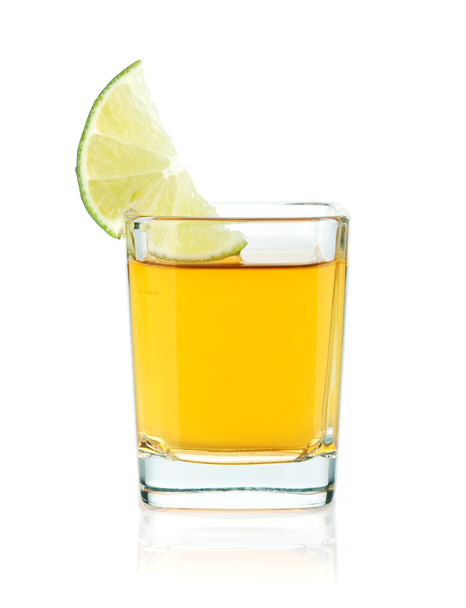 Shot tequila złota z plasterkiem limonki - Zdjęcie, obraz