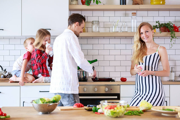 Bild einer Familie mit Sohn und Tochter in der Küche - Foto, Bild