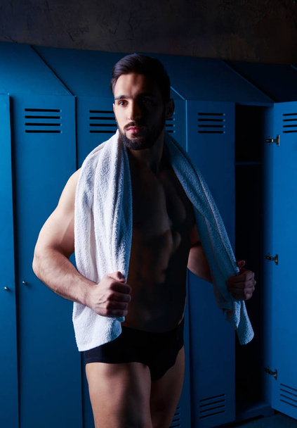 bello uomo atletico muscoloso con un asciugamano nello spogliatoio dopo l'allenamento
 - Foto, immagini