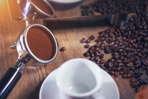 Espresso ömlött a klasszikus kávéfőző, kis fehér kupát. Zár-megjelöl szemcsésedik. - Fotó, kép