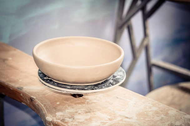 Keramisch keramische producten staan op de plank close-up. - Foto, afbeelding