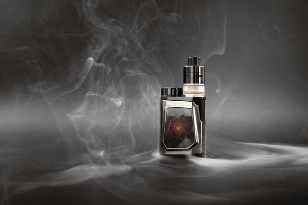 nowoczesny elektroniczny papieros na czarnym tle - Zdjęcie, obraz